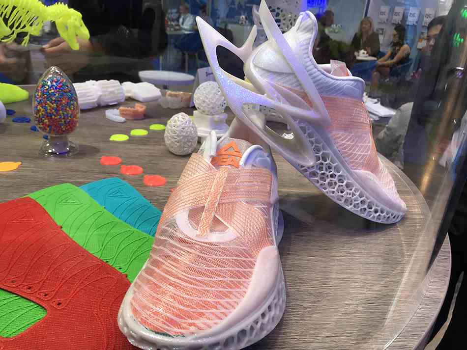 万华化学与匹克体育一起在K展上展出了全新3D打印运动鞋“The Next。澎湃新闻记者 王心馨 图
